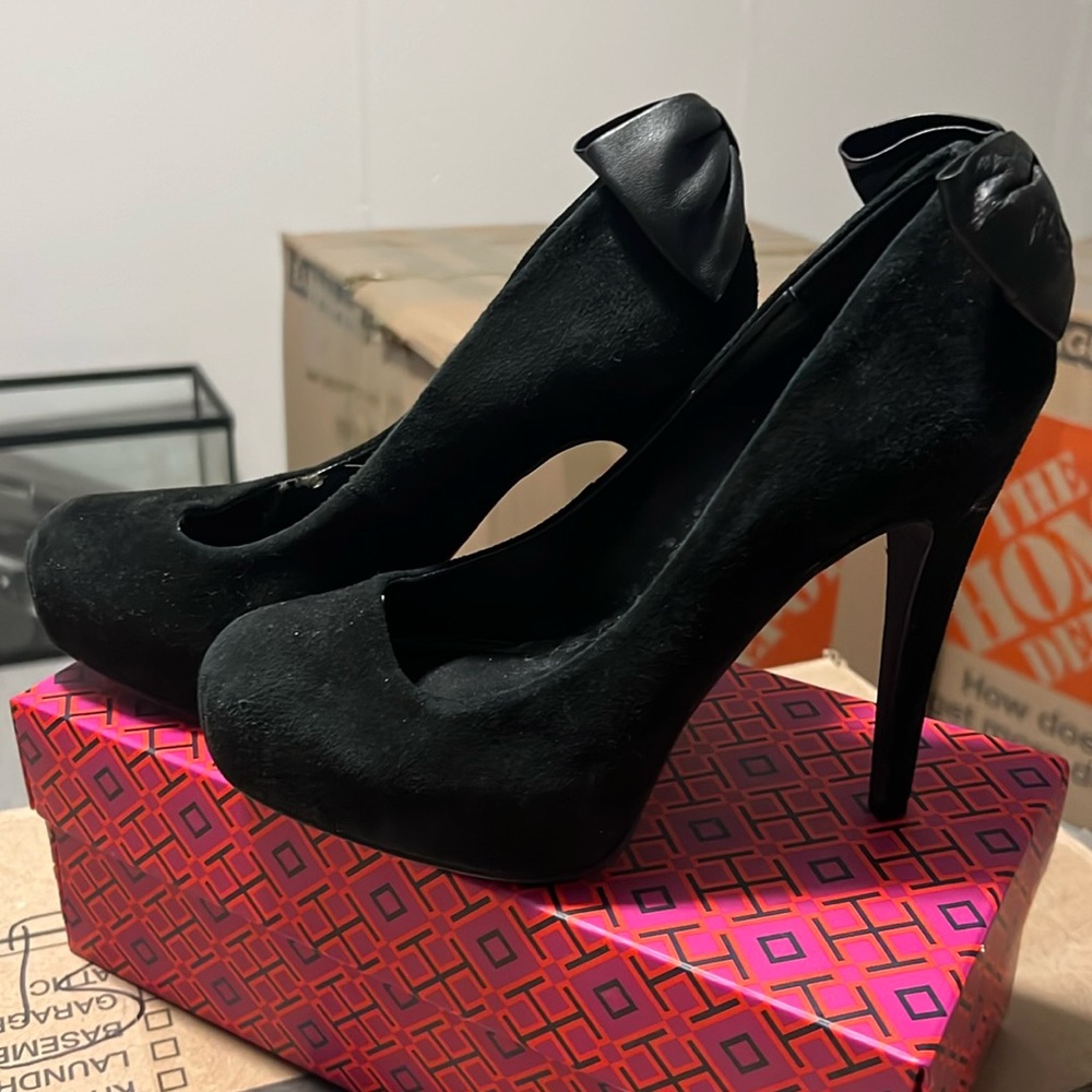 Sign of use. Suede black. 6.5. Check photo before purchase. No refund .
